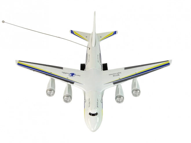 Daljinski upravljani RC putnički avion bijeli