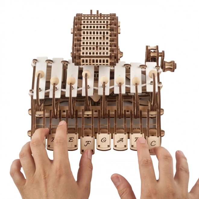 Ugears drveni mehanički model glazbenog instrumenta Celesta