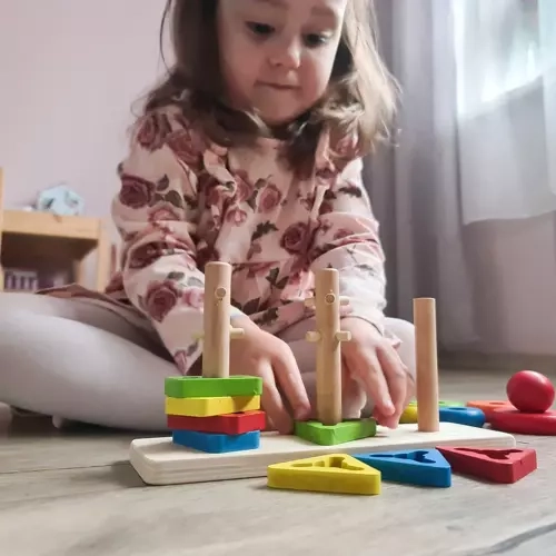 Drvena šarena slagalica s oblicima