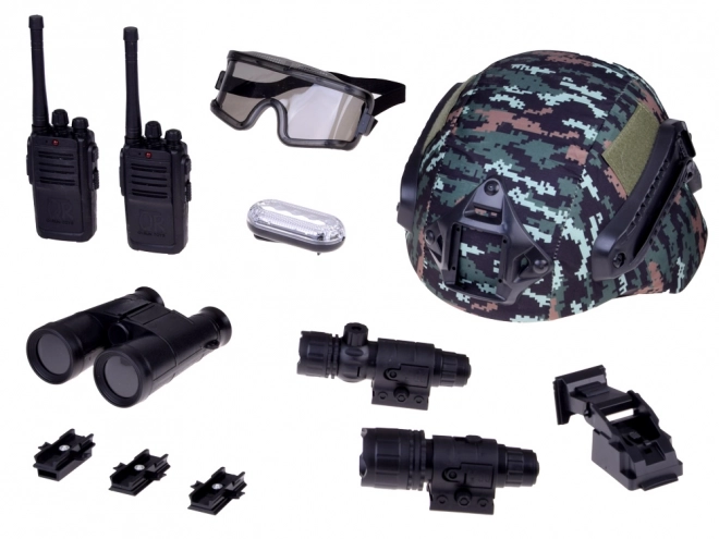 Set vojne opreme s kacigom, dalekozorom i walkie-talkiejem