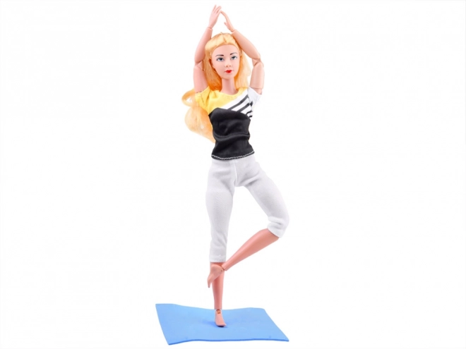 Gimnastička lutka koja vježba jogu i fitness