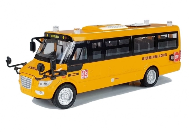 Metalni školski autobus s nategnutim motorom