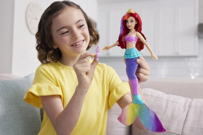 MATTEL Disney Princess lutka Ariel mala sirena pliva, mijenja boju