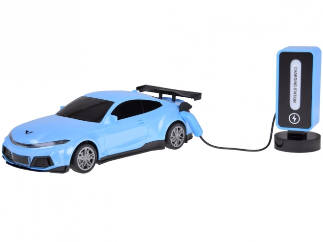 Automobil i punionica s raznobojnom rasvjetom
