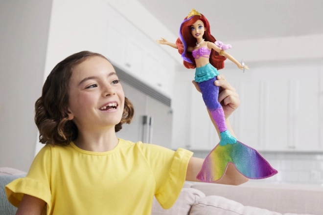 MATTEL Disney Princess lutka Ariel mala sirena pliva, mijenja boju