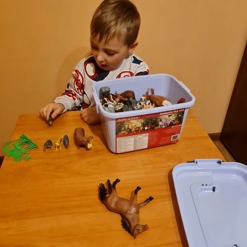 Figura životinja s kovčegom
