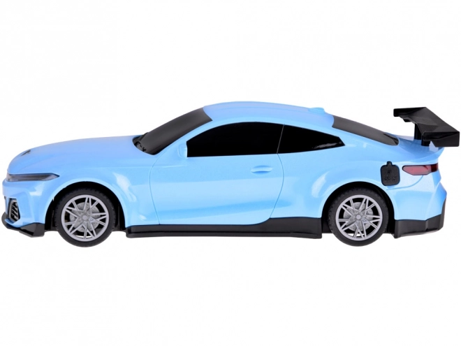 Automobil i punionica s raznobojnom rasvjetom