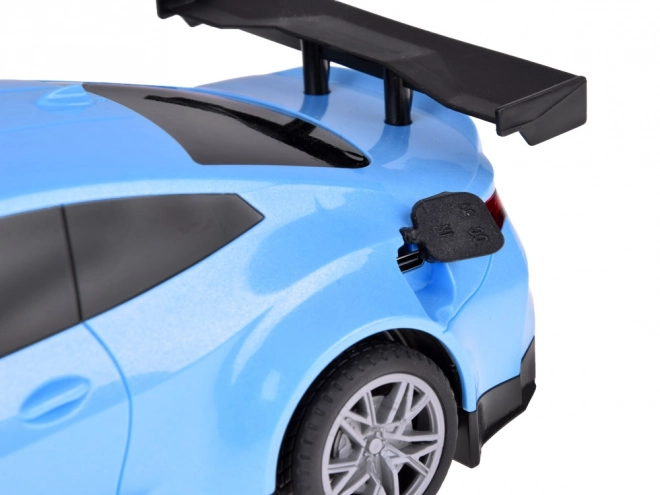 Automobil i punionica s raznobojnom rasvjetom