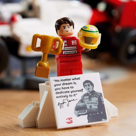 Minifigurica Ayrtona Senne s podij postoljem