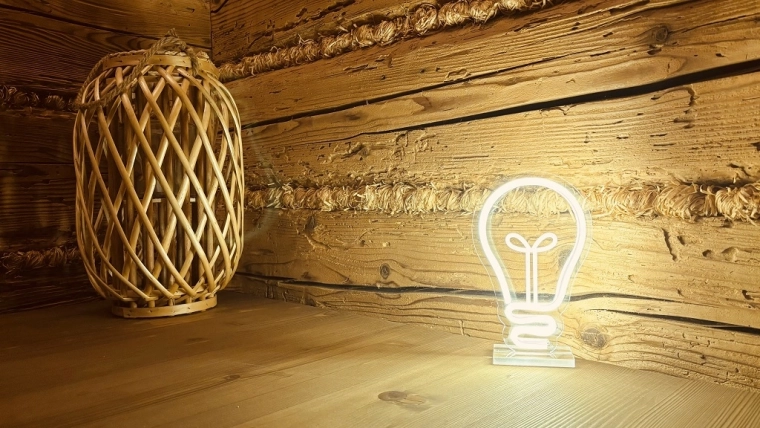 Minimalistički neonski oblik žarulje