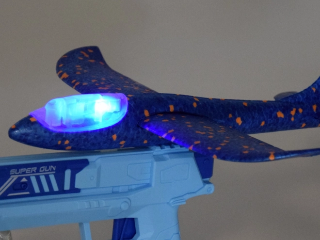 Pjenasti avion s LED svjetlom ispaljen iz pištolja