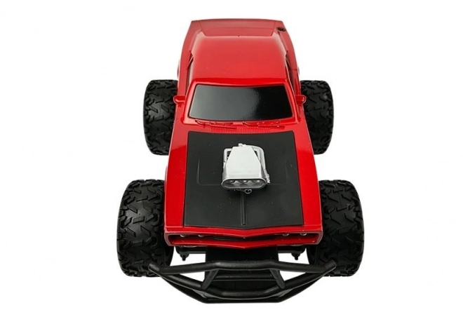 Crveni daljinski upravljani terenski auto R/C