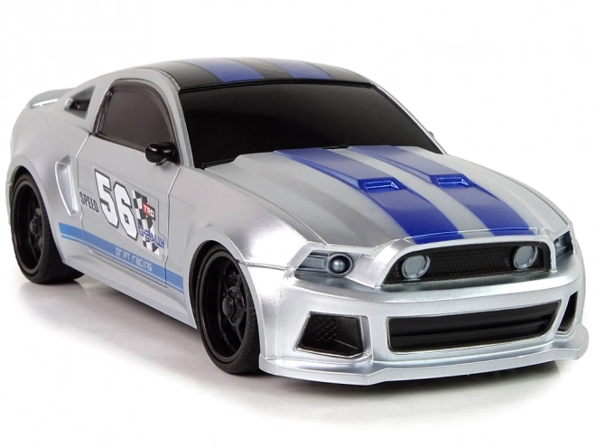 Brzi srebrni daljinsko upravljani sportski automobil 1:24