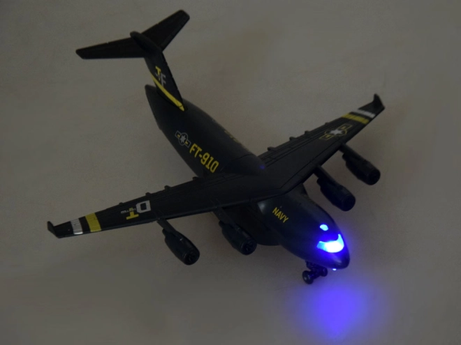 Vojni transportni avion s efektima