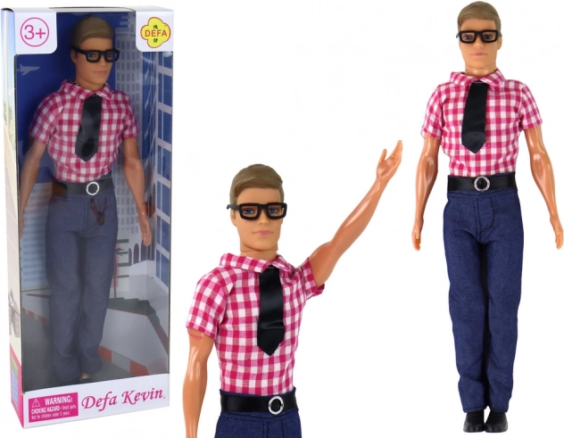 Lutka Kevin u elegantnom odijelu s crvenom košuljom
