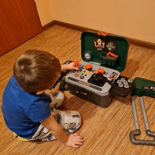 Dječja radionica s alatima i kovčegom