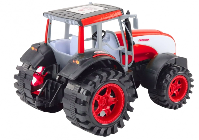 Veliki poljoprivredni traktor s pogonom crveni
