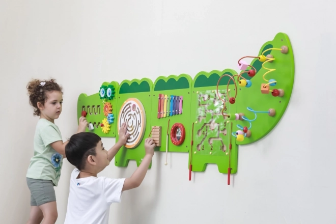 Drveni zidni montessori panel - krokodil