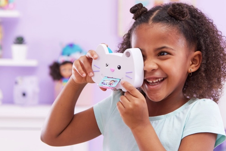 Namigujuća mačka i “otisnuta” fotografija na jeziku