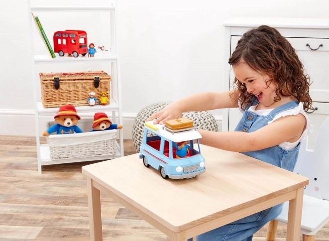 Karavan s Paddingtonom i priborom