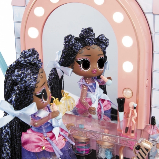 Frizerski salon s pozadinski osvijetljenim ogledalom