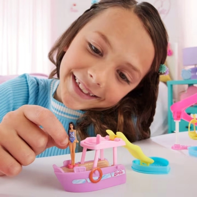 Mini BarbieLand set s Barbie figurom i vozilom