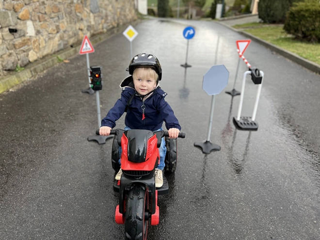 Realistična igra s guralicama i motociklima