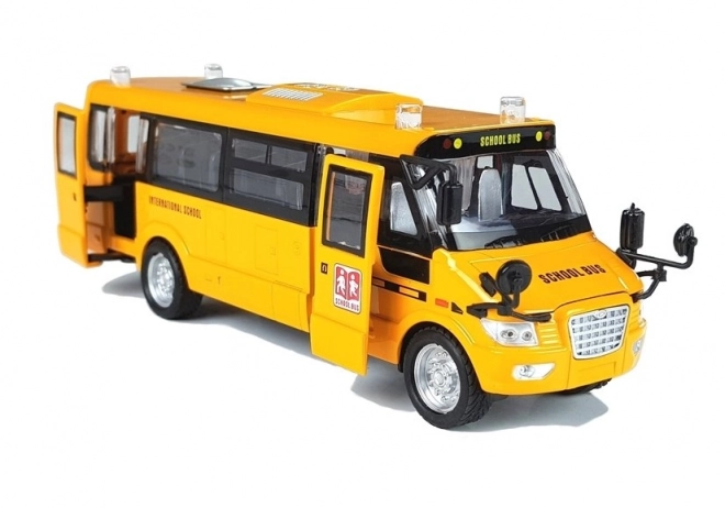 Metalni školski autobus s nategnutim motorom