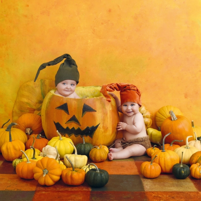 Zidni kalendar Babies – Věra Zlevorová 2025, 30 × 30 cm