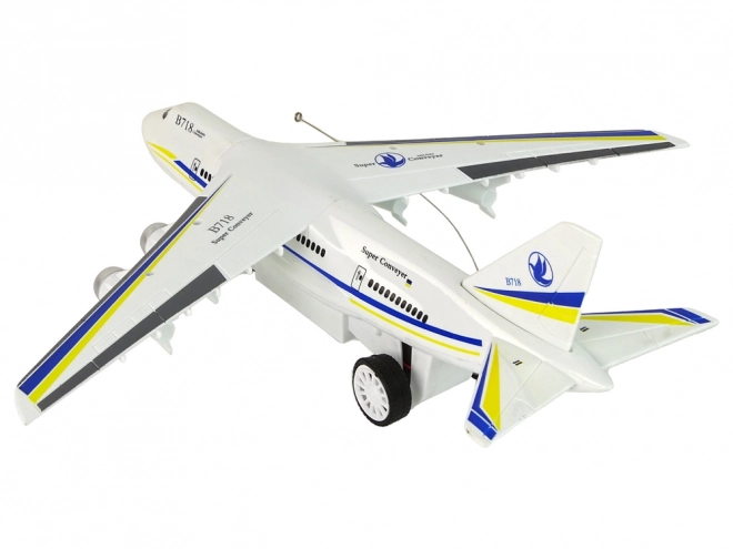 Daljinski upravljani RC putnički avion bijeli