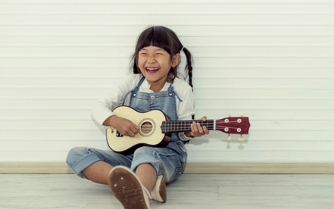 Dječje drveno ukulele s 4 najlonske žice, smeđe ECOTOYS
