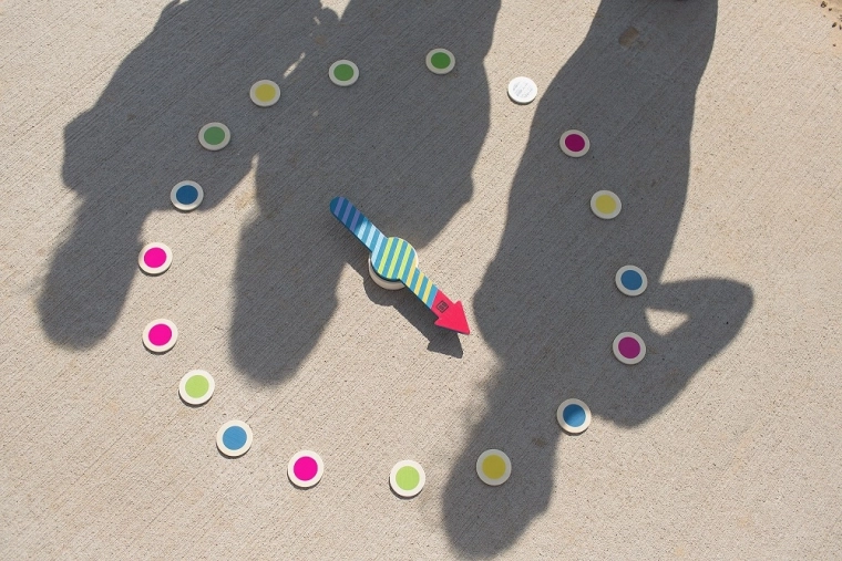 Dvostrani žetoni: boje i brojevi u jednoj igri