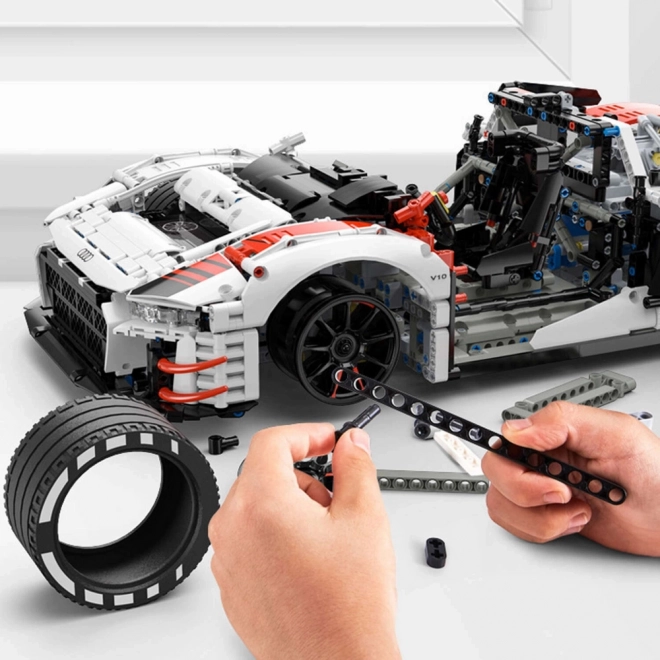Konstrukcijska igračka RC Auto Audi R8 1:8 od Rastar s 3322 dijelova