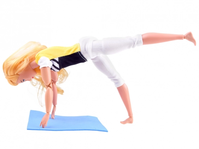Gimnastička lutka koja vježba jogu i fitness