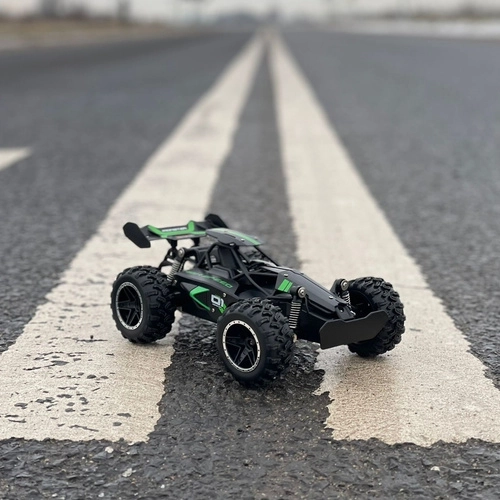 Utrkački auto na daljinsko upravljanje za vožnju van terena
