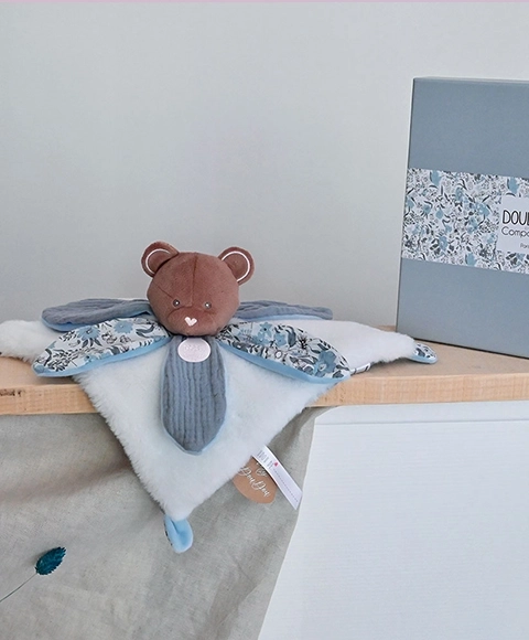 Doudou Poklon set - plišana medvjedić dekica