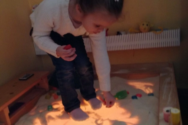 Osvijetljeni stol za senzornu igru i stvaranje