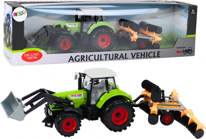 Traktor s diskastim podrivačem i prednjim utovarivačem zeleni