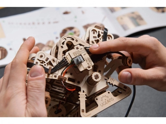 Ugears 3D drvene puzzle motor V8