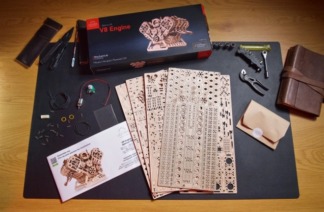 Ugears 3D drvene puzzle motor V8