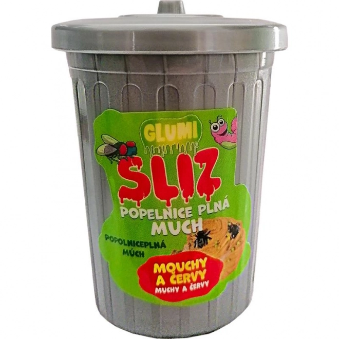 Glumi sluz u kanti za smeće s mušicama i crvima