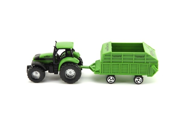 Zeleni traktor s realističnom prikolicom