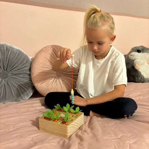 Drvena igra Montessori 2u1 - Vrt s mrkvama za djecu