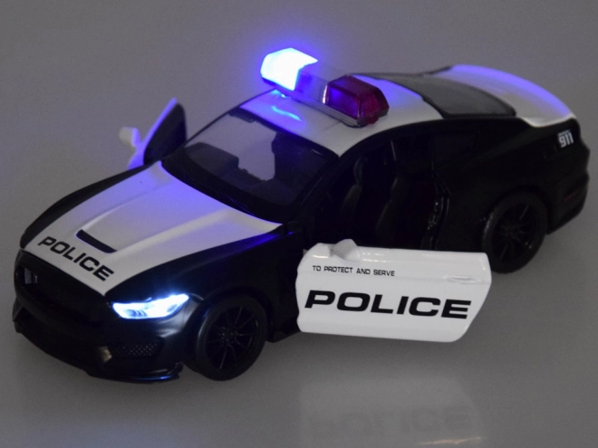 Metalni policijski auto Ford Shelby GT350 u mjerilu 1:32 s efektima svjetlosnih signala