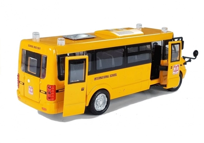Metalni školski autobus s nategnutim motorom