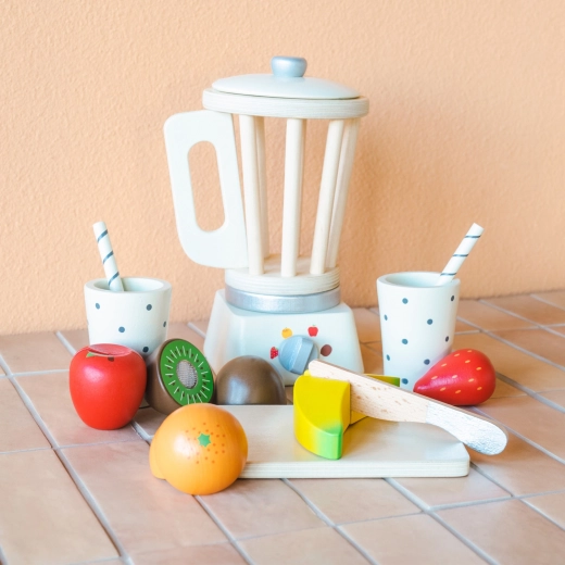 Drveni smoothie mikser s voćem za dječju kuhinjicu