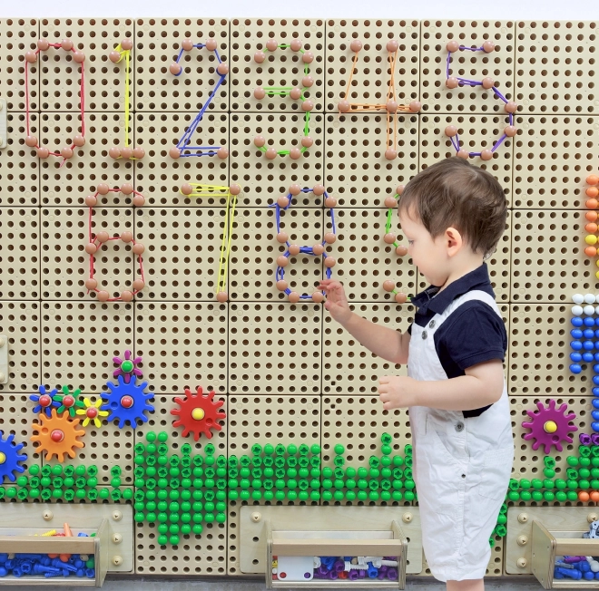 Masterkidz drvena samostojeća ploča STEM u obliku kuće s priborom