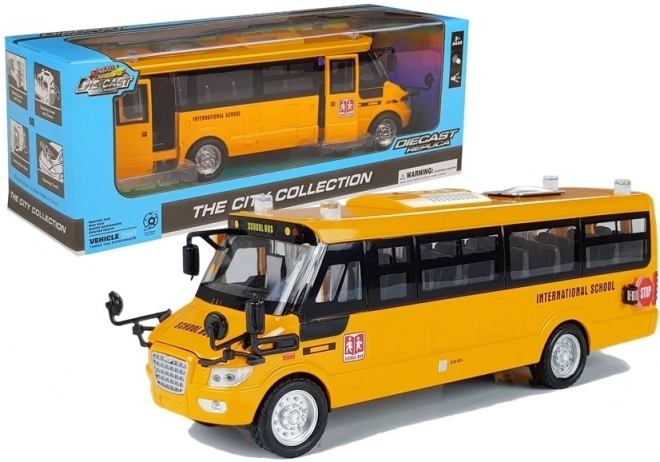 Metalni školski autobus s nategnutim motorom