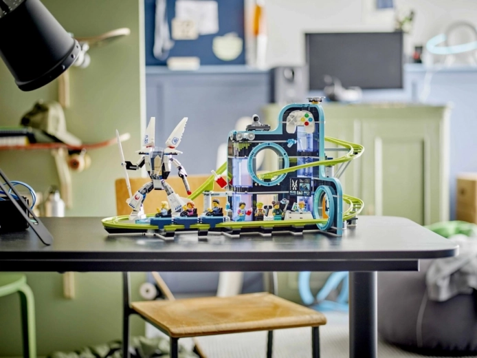 Roller coaster s futurističkim robotskim motivom