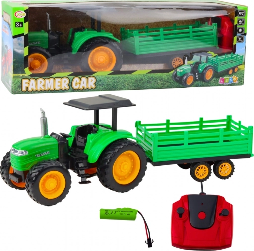 Zeleni daljinski upravljani farmerski traktor s prikolicom
